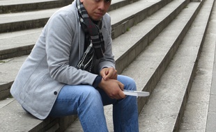 Lyon, le 22 mai 2016
Adrien Durousset, 24 ans, vient de sortir un livre intitulé Placé, déplacé dans lequel il parle des lacunes de l'aide sociale à l'enfance