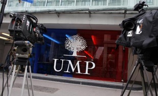 Photo d'archives de caméras et appareils photos disposés devant le siège du parti UMP, rue de Vaugirard dans le 15e arrondissement de Paris, le 26 mai 2014