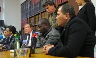 Les frères de Zyed et Bouna accompagnés de leurs avocats