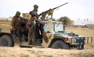 Des soldats tunisiens patrouillent dans la banlieue de Ben Guerdane, le mardi 8 Mars 2016.