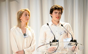 Caroline et Calixte, vainqueurs du Grand prix pour leur IceStick.