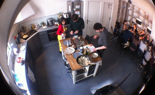 Dans la cuisine partagée de la start-up Recommerce solutions, un employé se relaie chaque jour pour nourrir les autres.