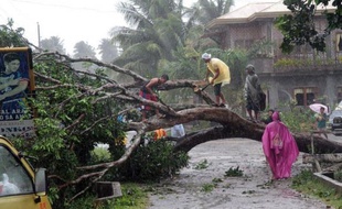 Le typhon Bopha, le plus puissant de l'année aux Philippines, a fait au moins huit morts et quatre disparus mardi dans l'extrême sud de l'archipel balayé par des vents violents et noyé sous des trombes d'eau, avant de se diriger vers les régions centrales, selon un nouveau bilan des secouristes, qui pourrait considérablement s'alourdir.