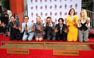Le casting de «The Big Bang Theory» laisse ses empreintes dans le ciment au Chinese Theatre à Hollywood le 1er mai, au lendemain du dernier jour de tournage de la série