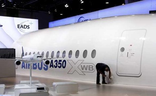 L' Airbus A350 XWB au salon du Bourget près de Paris en juin 2009.