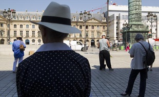Une quinzaine de Veilleurs sont regroupés place Vendome pour soutenir Nicolas Buss, un militant anti mariage gay, le 9 juillet 2013.