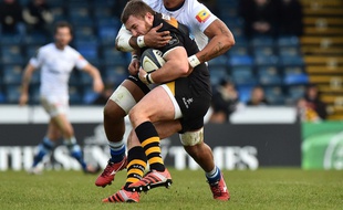 Le deuxième ligne de Castres Piula Faasalele plaque le pilier des Wasps Matt Mullan lors du match de Champions Cup entre les deux équipes, le 14 décembre 2014 à High Wycombe, en Angleterre.