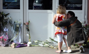 Recueillement à Albi le 5 juillet 2014 au lendemain du meurtre d'une institutrice par une mère d'élève.