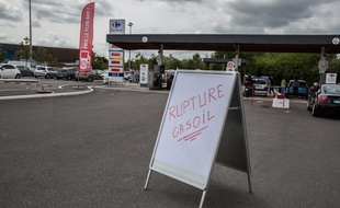 Une pancarte indiquant une rupture de gasoil dans une station essence de Saint-Malo, le 20 mai 2016.
