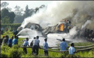 Un Boeing 737 s'est enflammé en ratant son atterrissage mercredi dans la ville indonésienne de Yogyakarta, faisant au moins 21 morts et des dizaines de blessés.
