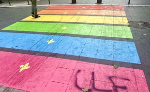 Le passage piéton arc-en-ciel du coursz du Chapeau Rouge à Bordeaux a encore été dégradé ce 15 septembre 2021