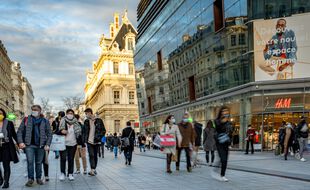 Des piétons dans le centre de Lyon le 20 décembre 2020.