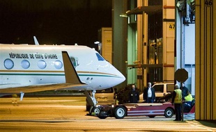 Laurent Gbagbo arrive à Rotterdam en avion, le 30 novembre 2011.