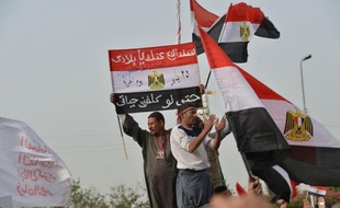 Des centaines d'Egyptiens ont manifesté vendredi au Caire leur soutien à un retour de l'armée au pouvoir dans un pays qui n'est toujours pas sorti d'une transition politique chaotique émaillée de violences, deux ans après la chute de Hosni Moubarak.
