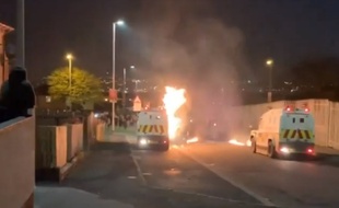 Plusieurs véhicules ont été incendiés à Londonderry, en Irlande du Nord, dans la nuit du 18 au 19 avril 2019.