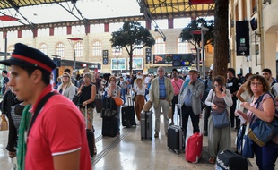 Le 20 août 2017, des voyageurs attendent de prendre leur train à la gare de Marseille Saint-Charles, alors que le trafic SNCF a été interrompu la veille.