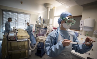 Un service de soins intensifs de l'hôpital Lariboisière à Paris.