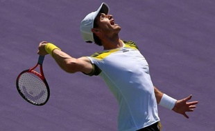 Andy Murray a remporté dimanche pour quelques millimètres son deuxième titre au Masters 100 de Miami (dur), en battant David Ferrer aux forceps pour se hisser au rang de N.2 mondial.