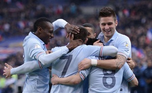 L'équipe de France a passé une soirée idéale vendredi en éliminatoires du Mondial-2014 avec une victoire 3-1 sur la Géorgie conjuguée au nul de son rival espagnol contre la Finlande (1-1), alors que l'Angleterre s'est bien amusée à Saint-Marin (8-0).