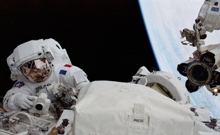 Une sortie extra-véhiculaire dans l'espace lors d'une mission sur la station spatiale internationale.