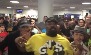 Capture d'écran d'une vidéo où l'on voit les troupes des comédies musicales «Aladdin» et «Le Roi Lion» chanter à l'aéroport de LaGuardia de New York, le 31 mai 2015.