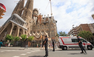 Illustrations de policiers devant la Sagrada Familia en 2017.