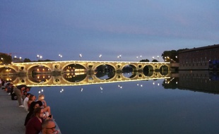 Les berges de Garonne à Toulouse, avec vue sur le Pont-Neuf, entre chien et loup.
