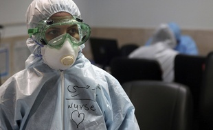 Une infirmière iranienne porte une combinaison pour se protéger de l'épidémie de coronavirus.