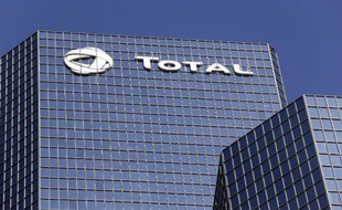 Le géant Total va devenir la première grande compagnie pétrolière à rechercher du gaz de schiste en Grande-Bretagne, où le gouvernement veut développer massivement cette nouvelle source d'énergie interdite en France.