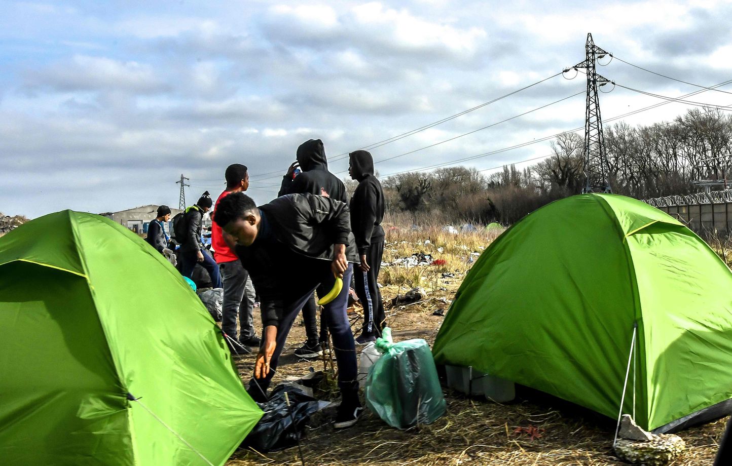 Un camp de migrants près de l'ancienne «jungle» de Calais, en février 2019.