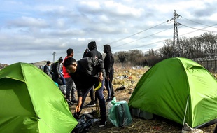 Un camp de migrants près de l'ancienne «jungle» de Calais, en février 2019.