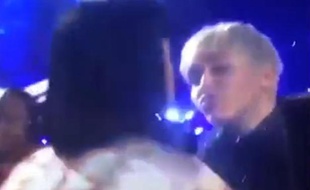 Capture d'écran d'une vidéo montrant Miley Cyrus embrasser Katy Perry sur la bouche.