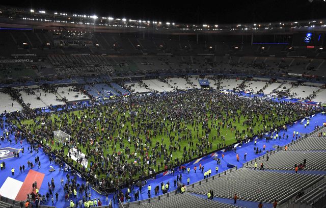 A l’issue du match France-Allemagne le soir du 13 novembre 2015, les supporters ont été regroupés sur le terrain du stade de France en attendant d’être évacués.