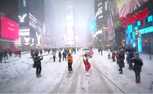 Casey Neistat dans les rues de New York sur son snowboard.