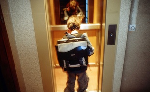Un enfant dans un ascenseur (illustration).