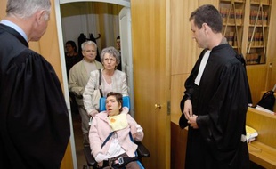 La cour administrative d'appel de Bordeaux a condamné l'hôpital de Châteauroux à verser 1,3 millions d'euros d'indemnités à la famille d'une jeune fille lourdement handicapée à la naissance après un accouchement tardif, a-t-on appris lundi auprès de l'avocat de la famille.