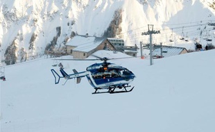 Un hélicoptère du PGHM part à la recherche de personnes disparues en montagne.