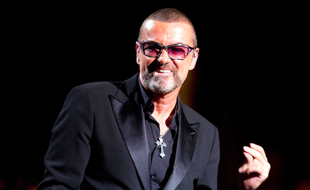 George Michael, sur la scène de l'Opéra Garnier de Paris, à l'occasion d'un gala de charité au profit du Sidaction, en septembre 2012.