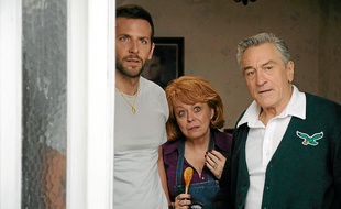 Pat (Bradley Cooper) et ses parents, interprétés par Jacki Weaver et Robert De Niro.
