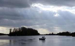 Des pêcheurs le 14 novembre 2013 sur la Saône près de Macon