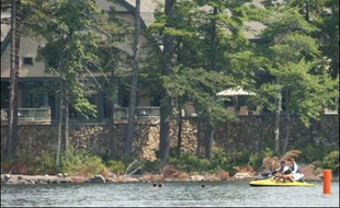 Le président français Nicolas Sarkozy a souligné dimanche, lors d'un point de presse à Wolfeboro (New Hampshire, nord-est), la villégiature américaine où il passe ses vacances, y avoir été invité par des amis.