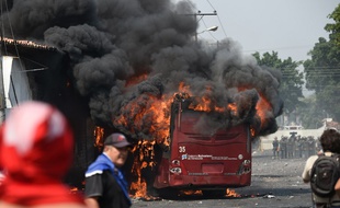 Un bus en flammes dans la ville d'Urena au Venezuela ce samedi 23 février.