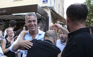 Pierre Savelli félicité par des sympathisants à Bastia.