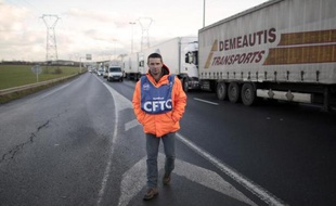 Des camions sont garés sur la voie rapide autour de Caen lors d'un blocage routier de grévistes, le 19 janvier 2015