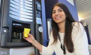 Caroline Bettan veut convertir les entreprises au gobelet réutilisable.