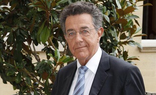 L'ancien ministre de l'Environnement Yves Cochet, soutien de Nicolas Hulot, lors d'une réunion à Matignon, le 22 juillet 2011 à Paris.