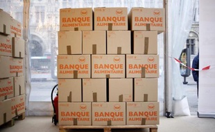 Des cartons de la banque alimentaire, prêts à être remplis des dons en nourriture, entreposés devant la mairie de Paris le 28 novembre 2014
