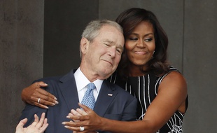 La première dame américaine Michelle Obama a furtivement pris dans ses bras George W. Bush à l'occasion de l'inauguration du musée de l'histoire afro-américaine à Washington, samedi 24 septembre 2016. Pablo Martinez Monsivais/AP/SIPA