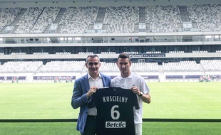 Laurent Koscielny avec Eduardo Macia, le directeur du football des Girondins.