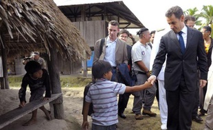 Le président Nicolas Sarkozy, en déplacement en Guyane d'où il doit présenter dimanche ses voeux aux Français d'outre-mer, a annoncé samedi la future création d'une "université de la biodiversité" en Guyane.